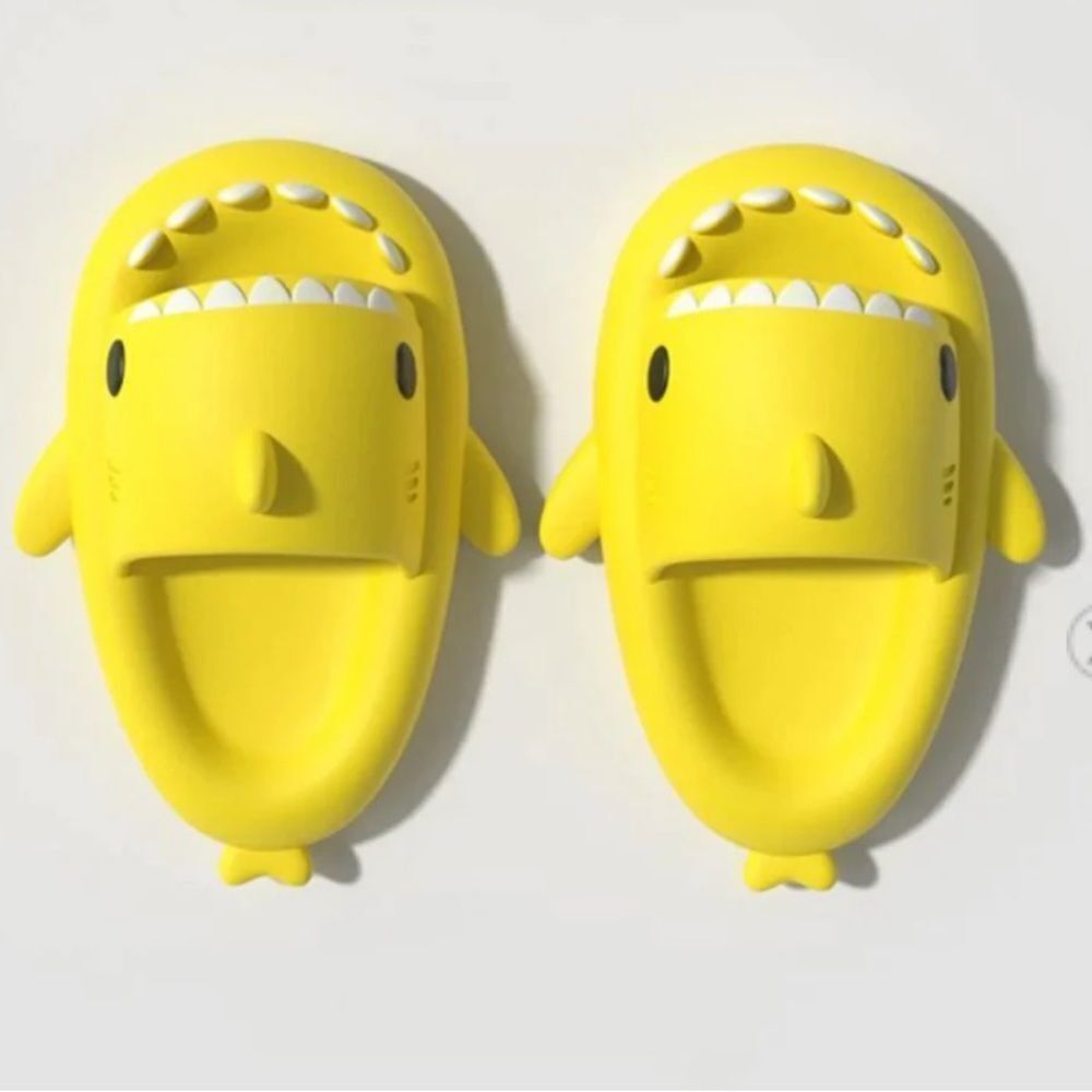Chedoir Shark Cloud Slides Yellow‎ size 4 (200MM) NWT in packaging